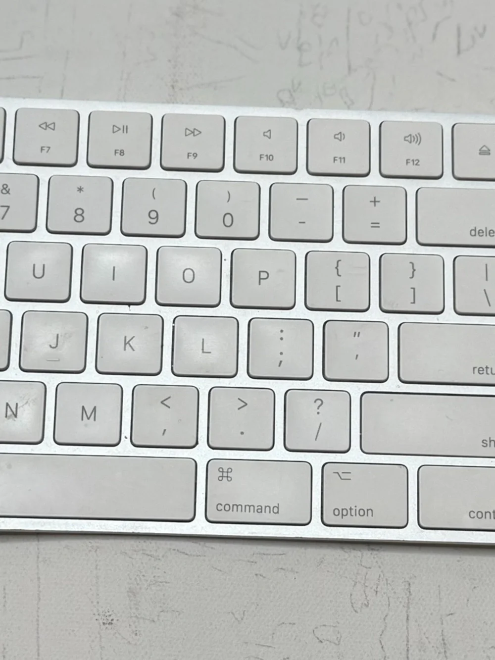 Apple Compact Wireless Keyboard in Silver and White